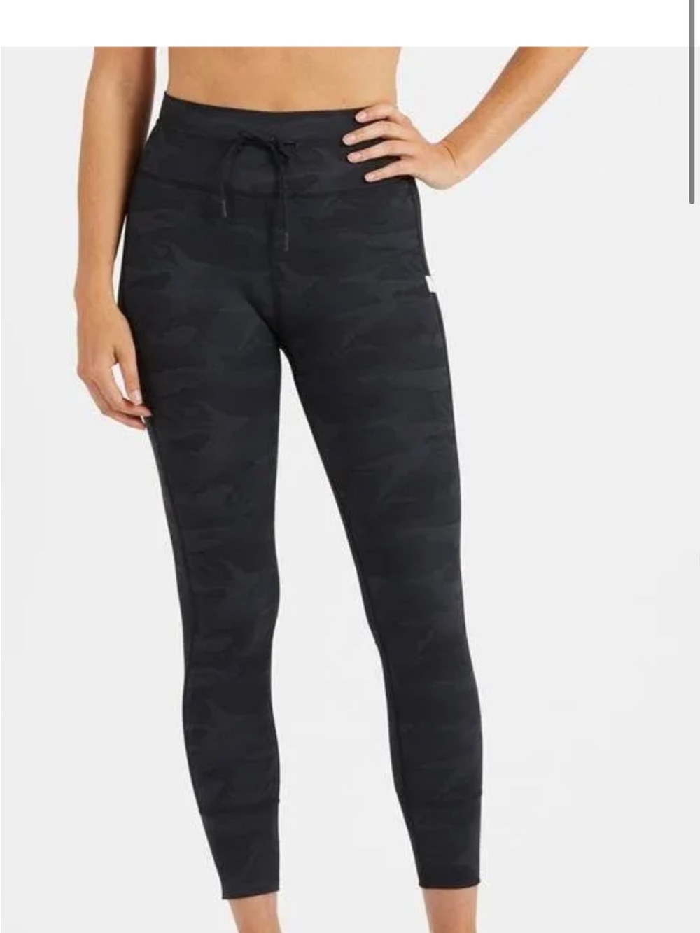 Vuori Daily leggings in black camo